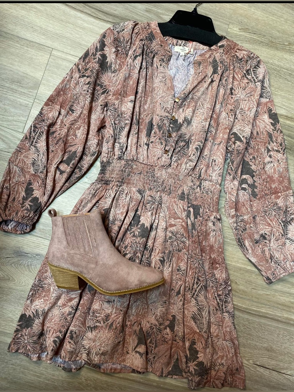 Blush Floral Long-Sleeve Smocked Waist Dress Entro size small